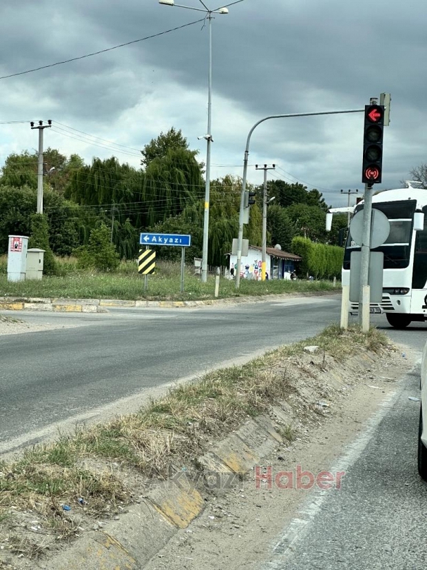 Akyazı girişi izmarit ve kum yığınları ile pislik saçıyor