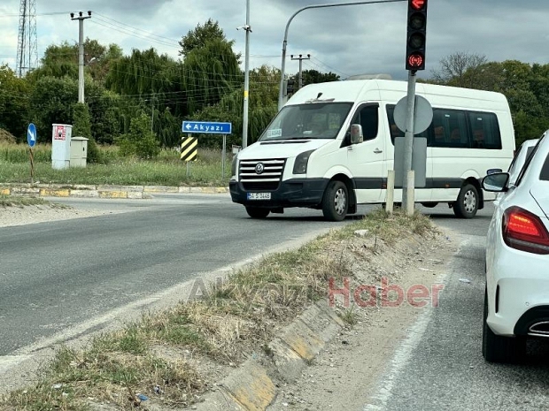 Akyazı girişi izmarit ve kum yığınları ile pislik saçıyor