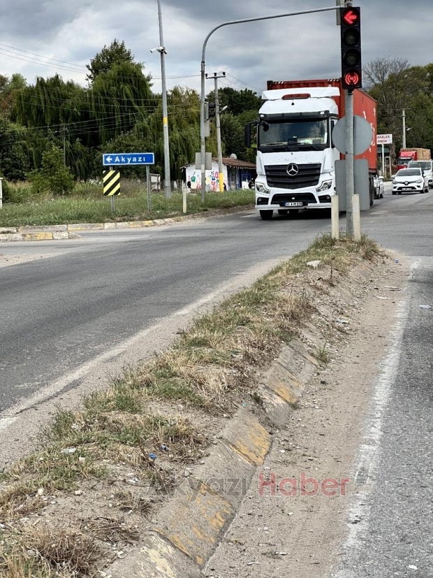 Akyazı girişi izmarit ve kum yığınları ile pislik saçıyor