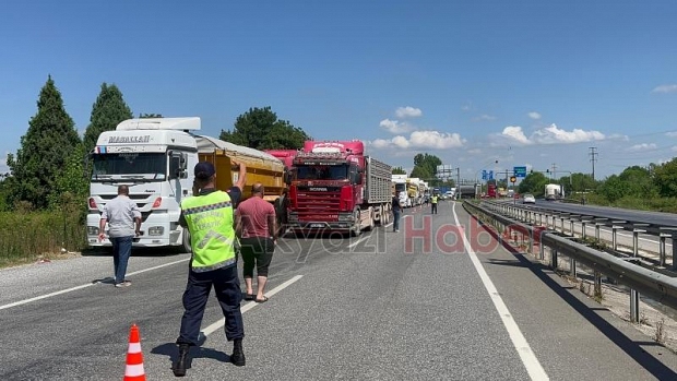 Yola dökülen asit ekipleri alarma geçirdi