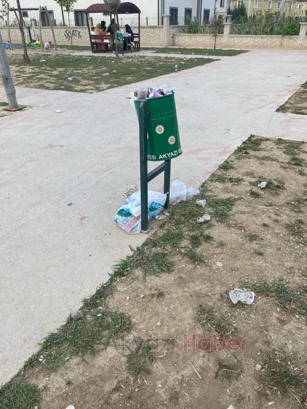 Akyazı'da belediyeye çöp tepkisi