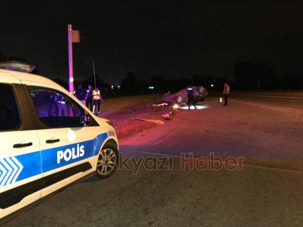 Trafik ışıklarına çarpıp takla attı