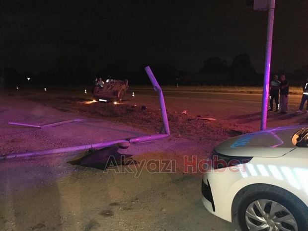 Trafik ışıklarına çarpıp takla attı