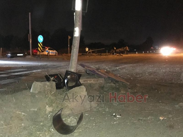 Trafik ışıklarına çarpıp takla attı