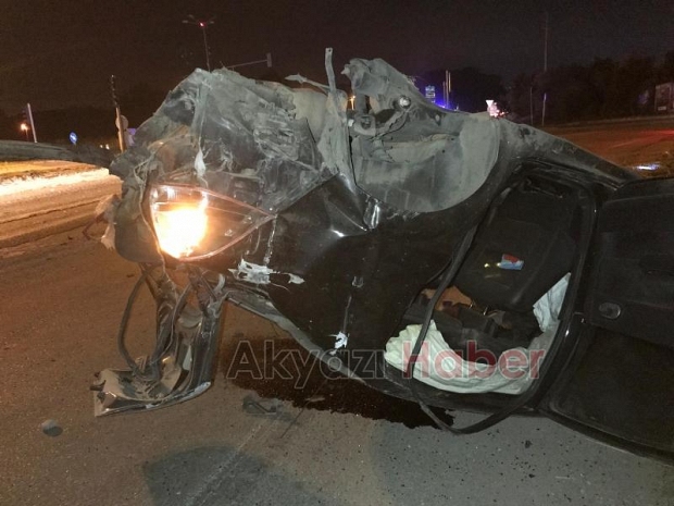Trafik ışıklarına çarpıp takla attı