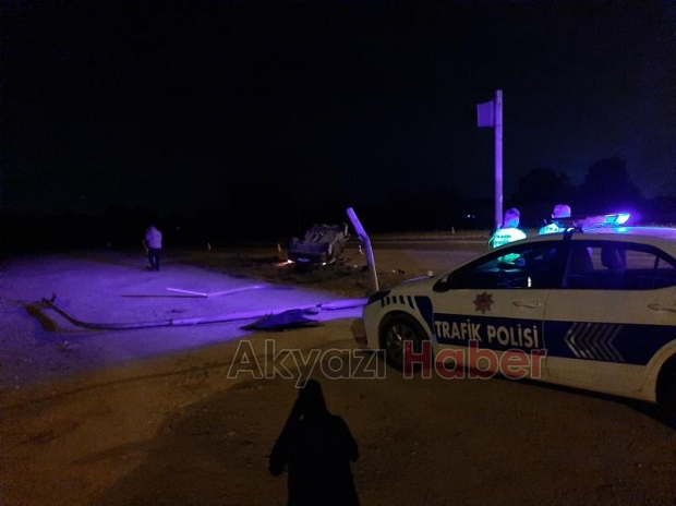 Trafik ışıklarına çarpıp takla attı