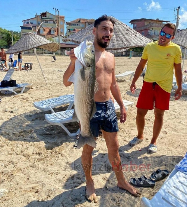 Denizde eliyle 6 kiloluk levrek yakaladı