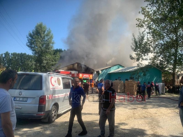 Akyazı'da ahşap atölyesinde yangın