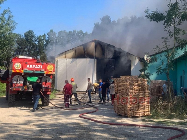 Akyazı'da ahşap atölyesinde yangın