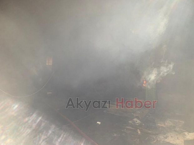 Akyazı'da ahşap atölyesinde yangın