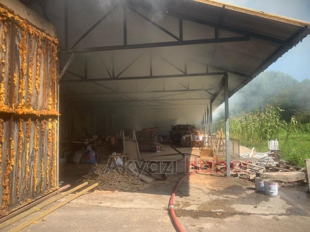 Akyazı'da ahşap atölyesinde yangın