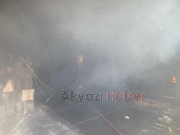 Akyazı'da ahşap atölyesinde yangın