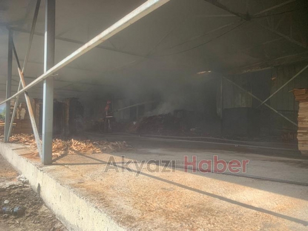 Akyazı'da ahşap atölyesinde yangın