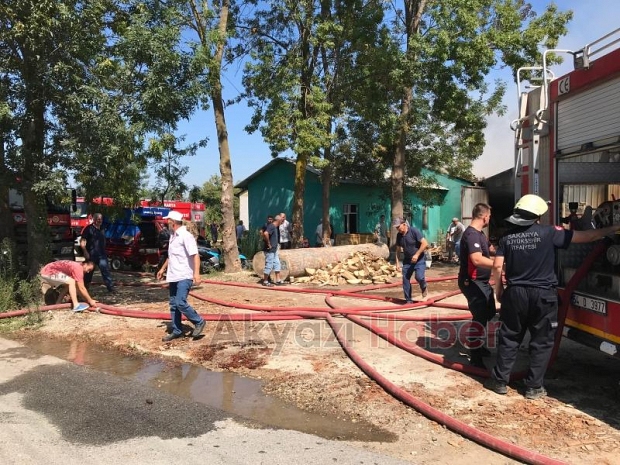 Akyazı'da ahşap atölyesinde yangın