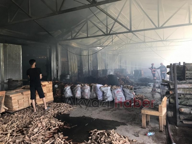 Akyazı'da ahşap atölyesinde yangın