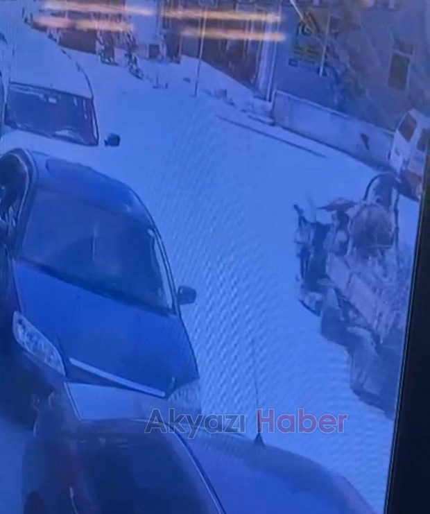 Böyle kaza görülmedi: Kaçan at, motosikletliyi altına aldı