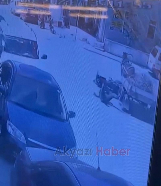 Böyle kaza görülmedi: Kaçan at, motosikletliyi altına aldı