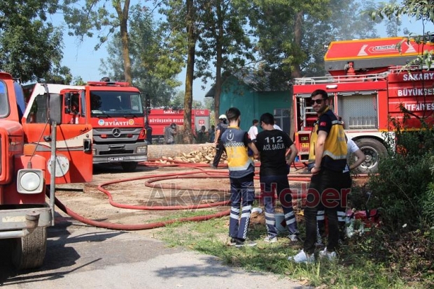 Akyazı'da ahşap atölyesinde yangın