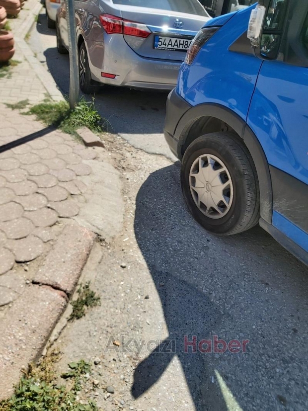 Akyazı'da yaya ve engelli geçitlerine park eden araçları fotoğrafladı