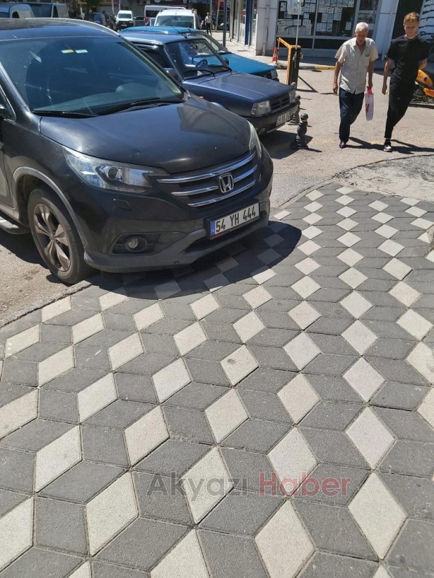 Akyazı'da yaya ve engelli geçitlerine park eden araçları fotoğrafladı