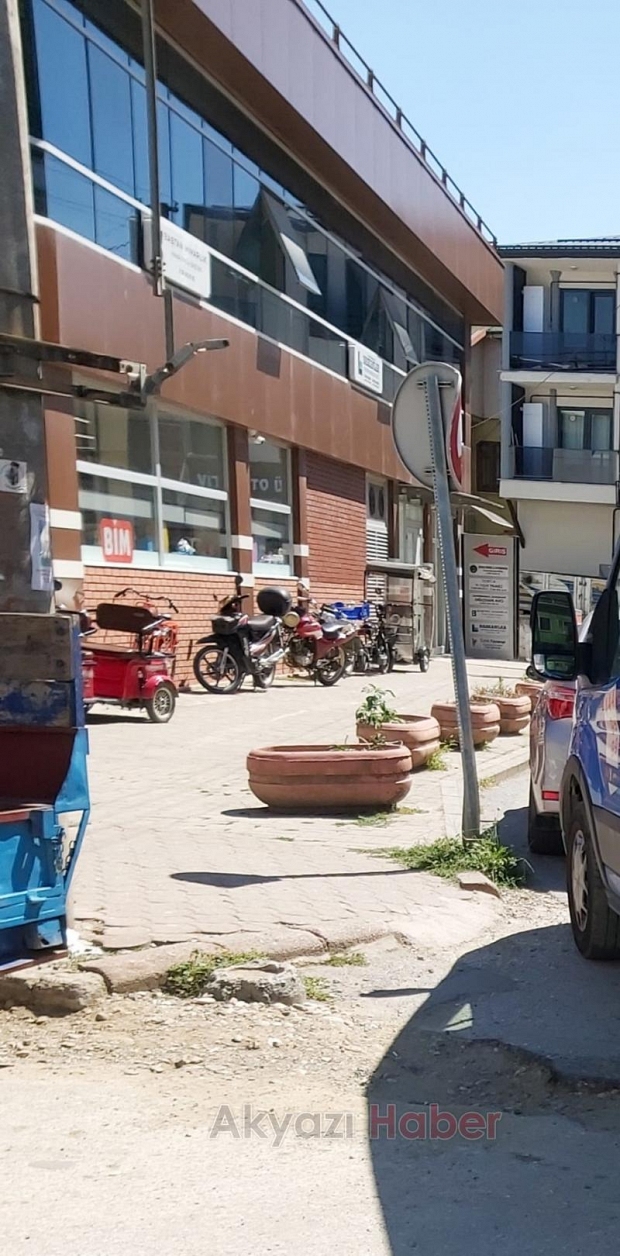 Akyazı'da yaya ve engelli geçitlerine park eden araçları fotoğrafladı