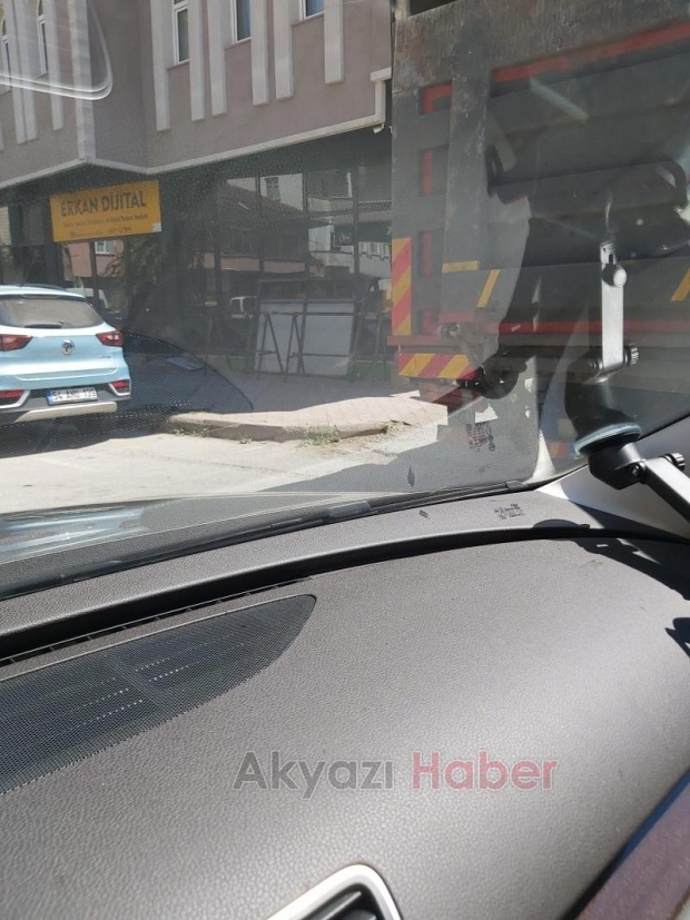 Akyazı'da yaya ve engelli geçitlerine park eden araçları fotoğrafladı