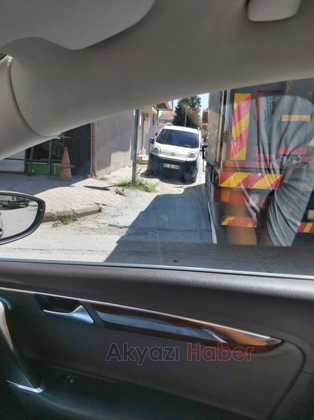Akyazı'da yaya ve engelli geçitlerine park eden araçları fotoğrafladı