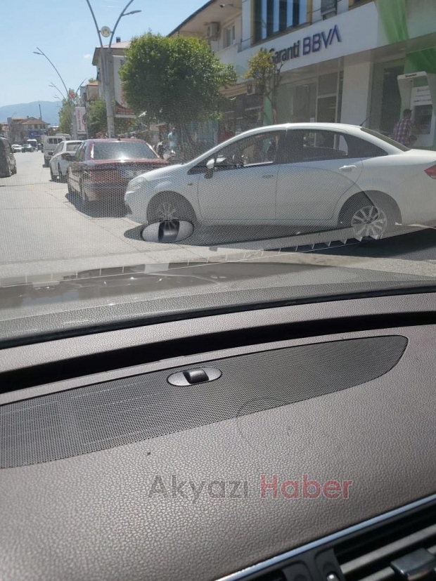 Akyazı'da yaya ve engelli geçitlerine park eden araçları fotoğrafladı