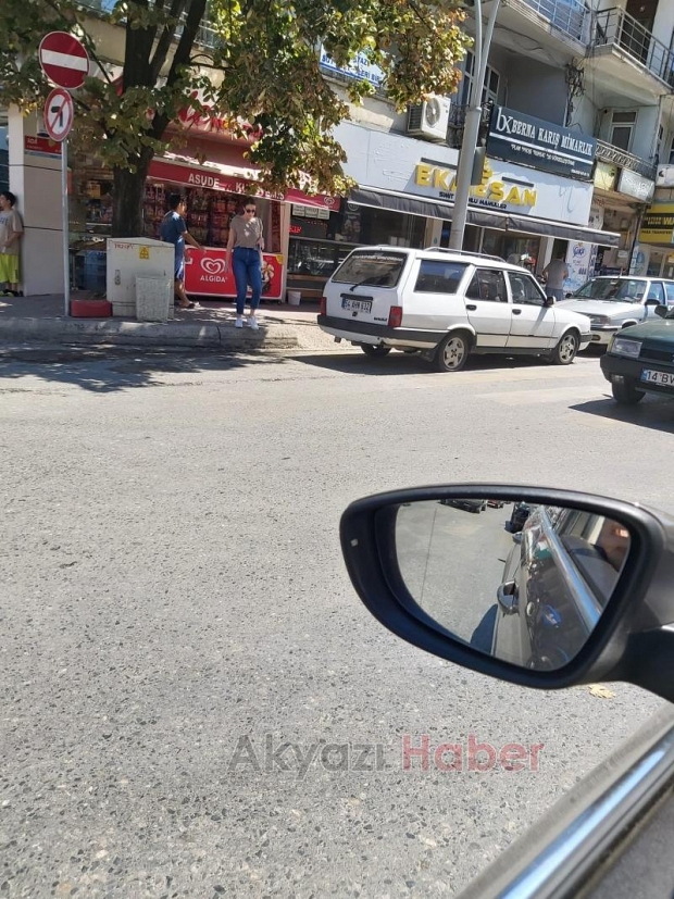 Akyazı'da yaya ve engelli geçitlerine park eden araçları fotoğrafladı