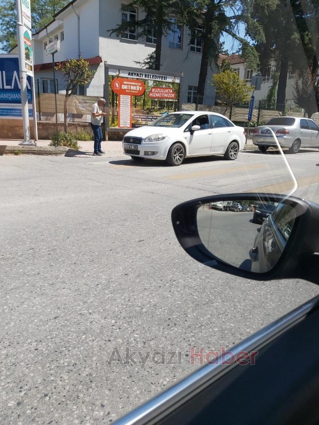 Akyazı'da yaya ve engelli geçitlerine park eden araçları fotoğrafladı