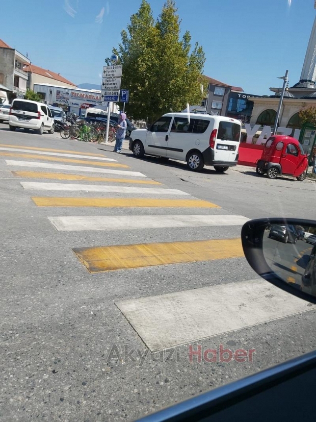 Akyazı'da yaya ve engelli geçitlerine park eden araçları fotoğrafladı