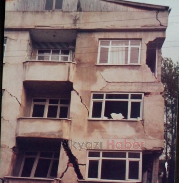 17 Ağustos 1999 Depremi'nde Akyazı'daki yıkımdan fotoğraflar