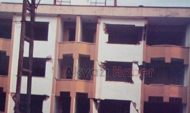 17 Ağustos 1999 Depremi'nde Akyazı'daki yıkımdan fotoğraflar