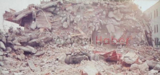 17 Ağustos 1999 Depremi'nde Akyazı'daki yıkımdan fotoğraflar