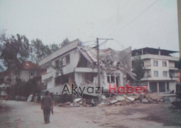 17 Ağustos 1999 Depremi'nde Akyazı'daki yıkımdan fotoğraflar