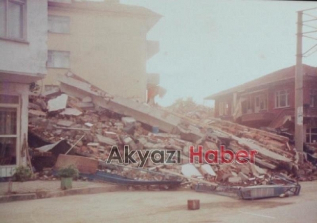 17 Ağustos 1999 Depremi'nde Akyazı'daki yıkımdan fotoğraflar
