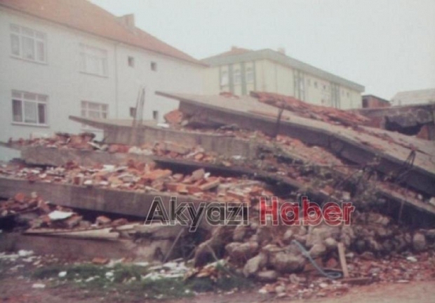 17 Ağustos 1999 Depremi'nde Akyazı'daki yıkımdan fotoğraflar