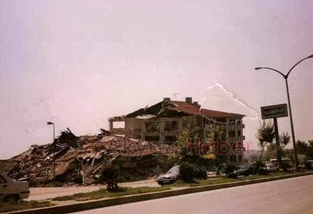 Sakarya'da 1999 Depremi'nin yol açtığı yıkımdan fotoğraflar