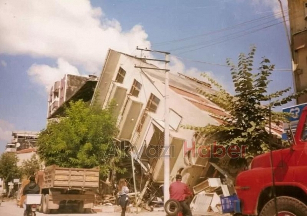 Sakarya'da 1999 Depremi'nin yol açtığı yıkımdan fotoğraflar