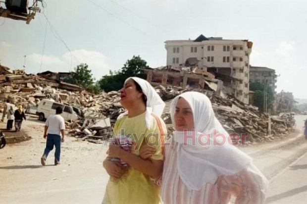 Sakarya'da 1999 Depremi'nin yol açtığı yıkımdan fotoğraflar