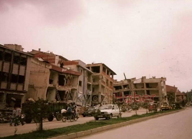 Sakarya'da 1999 Depremi'nin yol açtığı yıkımdan fotoğraflar