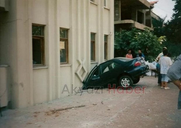 Sakarya'da 1999 Depremi'nin yol açtığı yıkımdan fotoğraflar