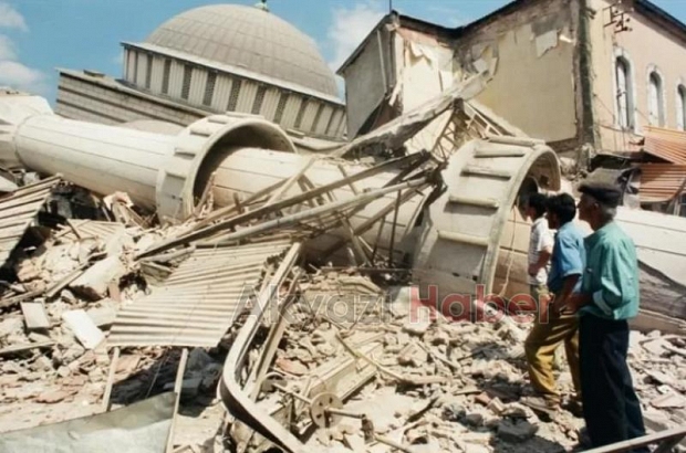 Sakarya'da 1999 Depremi'nin yol açtığı yıkımdan fotoğraflar