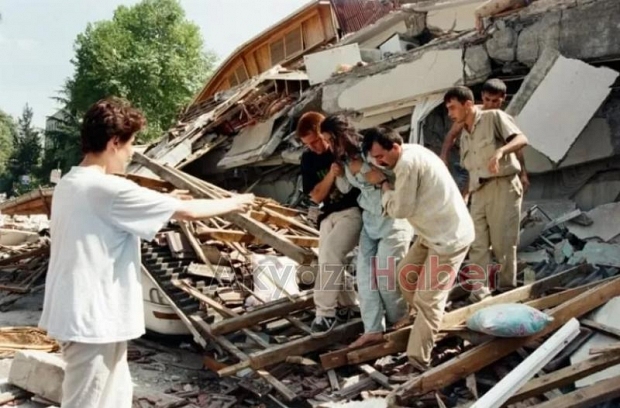 Sakarya'da 1999 Depremi'nin yol açtığı yıkımdan fotoğraflar