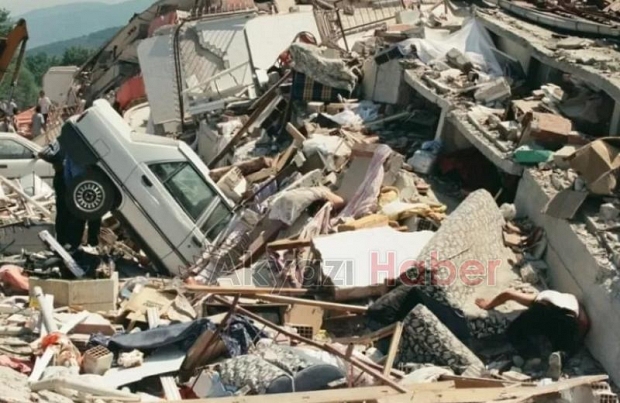 Sakarya'da 1999 Depremi'nin yol açtığı yıkımdan fotoğraflar