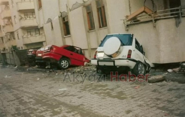 Sakarya'da 1999 Depremi'nin yol açtığı yıkımdan fotoğraflar