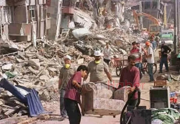 Sakarya'da 1999 Depremi'nin yol açtığı yıkımdan fotoğraflar