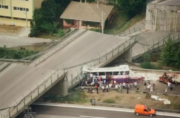 Sakarya'da 1999 Depremi'nin yol açtığı yıkımdan fotoğraflar