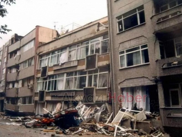Sakarya'da 1999 Depremi'nin yol açtığı yıkımdan fotoğraflar