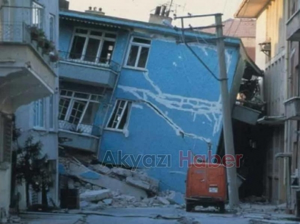 Sakarya'da 1999 Depremi'nin yol açtığı yıkımdan fotoğraflar